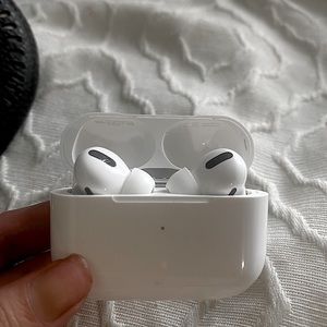 AirPods Pro MagSafe